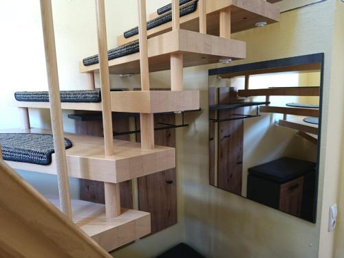 eine Treppe in einem Zimmer mit Etagenbetten aus Holz in der Unterkunft Fewo Rosenhof 16 in Kühlungsborn