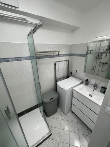 une petite salle de bain avec toilettes et lavabo dans l'établissement Frejus Plage, à Fréjus