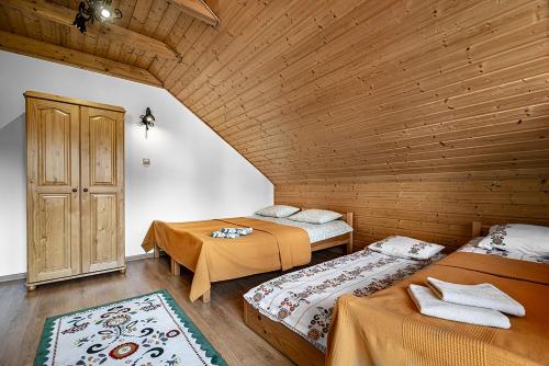 En eller flere senge i et værelse på Domek Pod Motylami