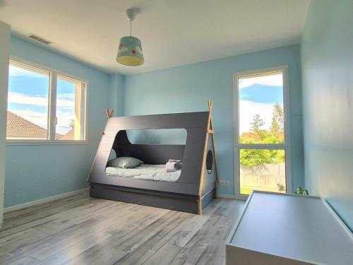 une chambre avec un lit dans le coin d'une pièce dans l'établissement La Villa du Chêne, à Hombourg