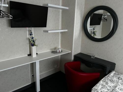 Μια τηλεόραση ή/και κέντρο ψυχαγωγίας στο Chambre Mawa Tout Confort