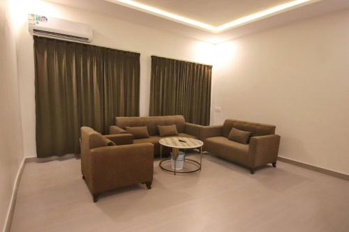 a living room with two couches and a table at شقق المصيف للشقق المخدومة in Abha