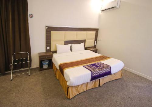 a bedroom with a large bed in a hotel room at شقق المصيف للشقق المخدومة in Abha