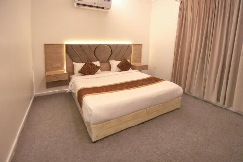 a bedroom with a large bed in a hotel room at شقق المصيف للشقق المخدومة in Abha