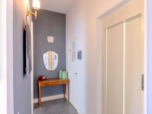 een hal met een deur en een tafel en een spiegel bij Mimì Terrace in Napels