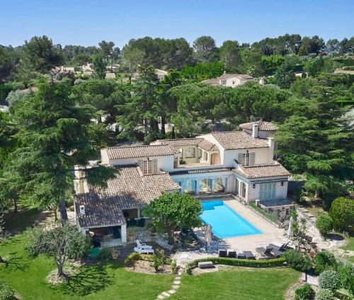 une vue aérienne d'une maison avec piscine dans l'établissement Grande Luxueuse villa familiale, à Mouans-Sartoux