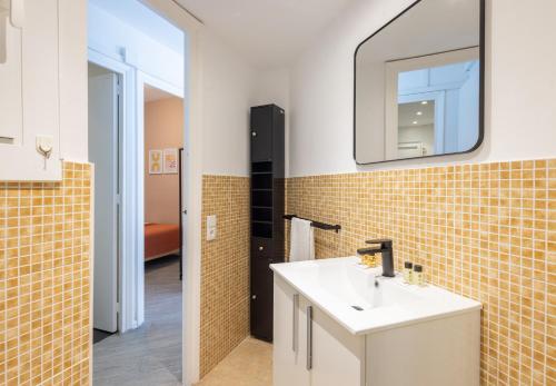 un baño con lavabo y espejo en Stay U-nique Apartment Rossello II, en Barcelona