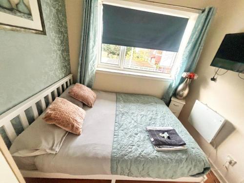 Postel nebo postele na pokoji v ubytování Large Balcony Apartment - 2 Double Beds - Sleeps 4 - Close to Town & Racecourse - Off Street Parking 2 Cars - Fast Wifi