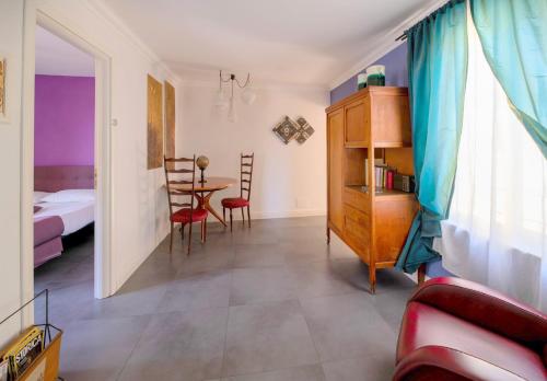 een woonkamer met een tafel en een slaapkamer bij Mimì Terrace in Napels