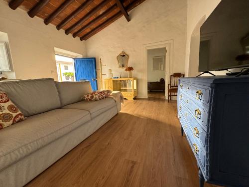 a living room with a couch and a television at Casa Azul Barbacena in Barbacena
