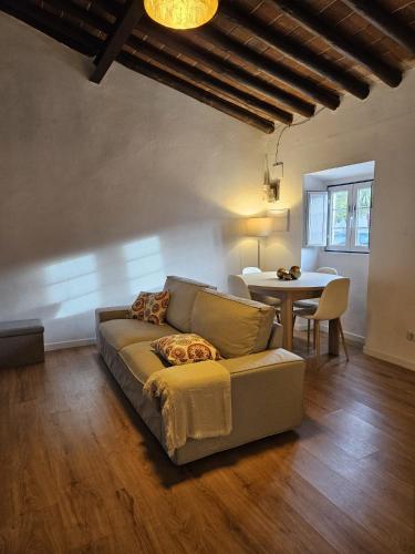 a living room with a couch and a table at Casa Azul Barbacena in Barbacena