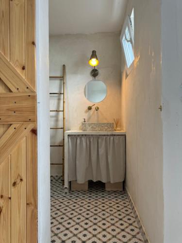 a bathroom with a sink and a mirror at Casa Azul Barbacena in Barbacena