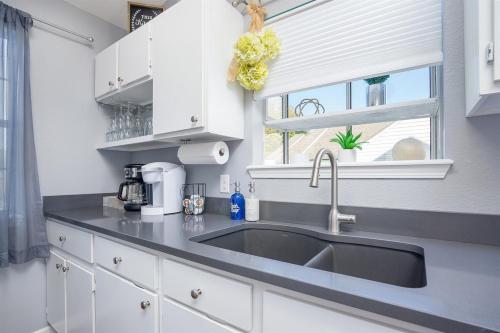 Dapur atau dapur kecil di The Cove 20-5 By SDC, Big Deck, Pool, Hot Tub, Lake View