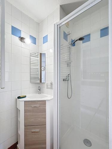 une salle de bain avec douche et lavabo dans l'établissement 3670-Appartement à 400m des plages, à Argelès-sur-Mer