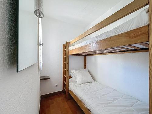 quelques lits superposés dans une chambre dans l'établissement 3670-Appartement à 400m des plages, à Argelès-sur-Mer
