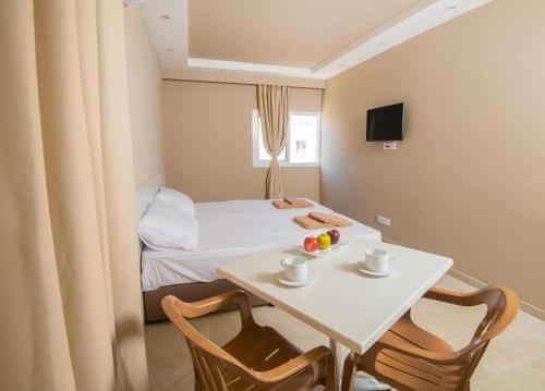 Телевизор и/или развлекательный центр в Marisa Napa Suites Ayia Napa