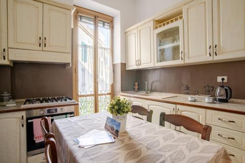 A kitchen or kitchenette at Tirelli Apartment Roma