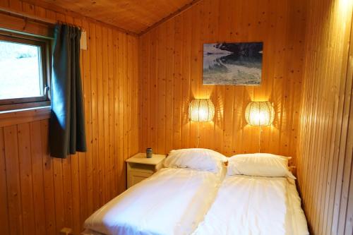 Postel nebo postele na pokoji v ubytování Melkevoll Bretun Camping