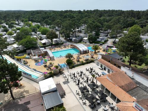 une vue aérienne d'une piscine dans un complexe hôtelier dans l'établissement Océan Soleil Relax Mobil Home LaPignade 4 étoiles, à Ronce-les-Bains