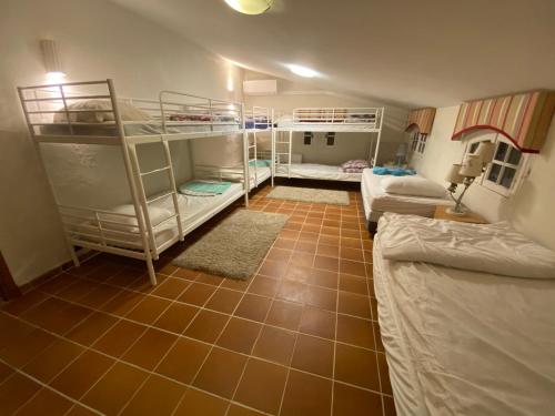 Cette chambre est dotée de carrelage et de 2 lits superposés. dans l'établissement Grande Luxueuse villa familiale, à Mouans-Sartoux