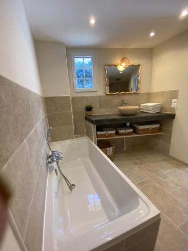 une grande salle de bain avec une baignoire et un lavabo dans l'établissement Grande Luxueuse villa familiale, à Mouans-Sartoux
