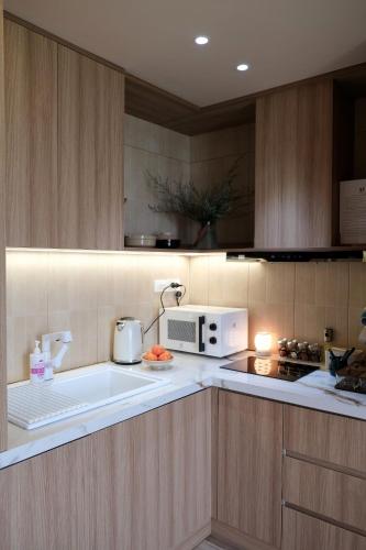 a kitchen with a counter top with a microwave at Căn hộ du lịch tại Huế in Thôn Văn Dương