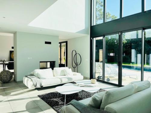 Photo de la galerie de l'établissement Villa Soléa - Villa avec Jardin et piscine - Proche Parcs et Golf, à Pessac