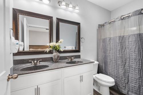 un bagno con lavandino, WC e specchio di Jenni's House a Branson West