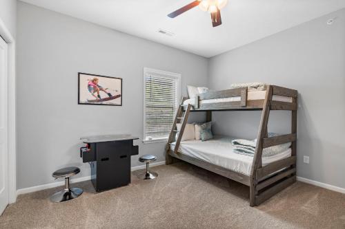 una camera da letto con un letto a castello e una scrivania di Jenni's House a Branson West