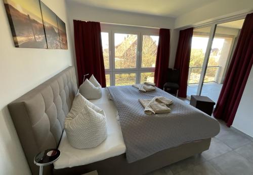 Un dormitorio con una cama con dos toallas encima. en Apartment Seerose, Am Alten Deich 14, Haus 2 Whg. 6 (Parkplatz 27), en Dangast