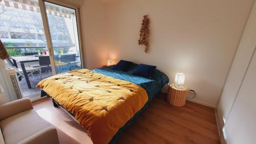 une chambre avec un lit et une grande fenêtre dans l'établissement T3 Plage du Golf Piscine WIFI - ROSSIconciergerie - Linge inclus, à La Grande Motte