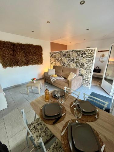 un salon avec une table et un canapé dans l'établissement La Pause Nature, à Incheville