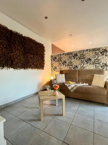 un salon avec un canapé et une table dans l'établissement La Pause Nature, à Incheville