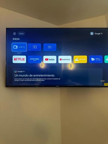 uno schermo televisivo con diverse app su di esso di Bastille Hotel a Sucre