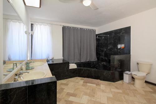 Ένα μπάνιο στο Casa Armonia , apartments with pool