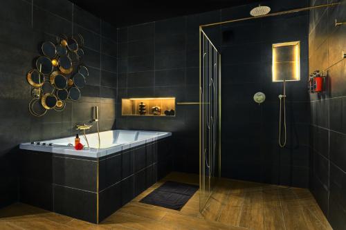 Koupelna v ubytování Charming suite with spa bath