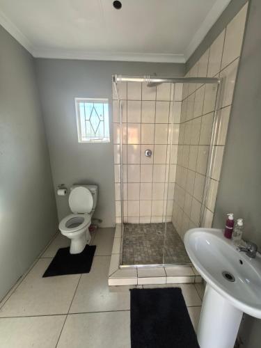 Bilik mandi di Selina Guesthouse