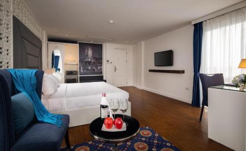 Μια τηλεόραση ή/και κέντρο ψυχαγωγίας στο Le Petit Prince Hotel & Rooftop Bar