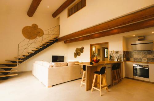 - un salon avec un canapé blanc et un escalier dans l'établissement Les Terrasses de l Oliveraie, à Mireval