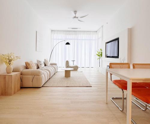TV a/nebo společenská místnost v ubytování The Beacon Executive Penang Georgetown