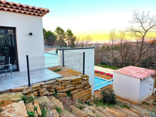 une maison avec un portail et un mur en pierre dans l'établissement Spirit of Provence, à Carsan