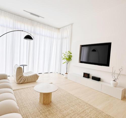 TV a/nebo společenská místnost v ubytování The Beacon Executive Penang Georgetown