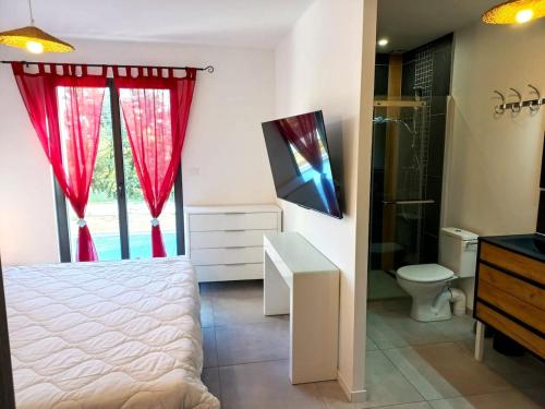 - une chambre avec un lit, une douche et des toilettes dans l'établissement Spirit of Provence, à Carsan