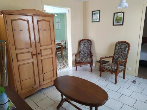 un salon avec deux chaises et une table dans l'établissement La maison du pêcheur, à Saint-Martin-de-Sanzay