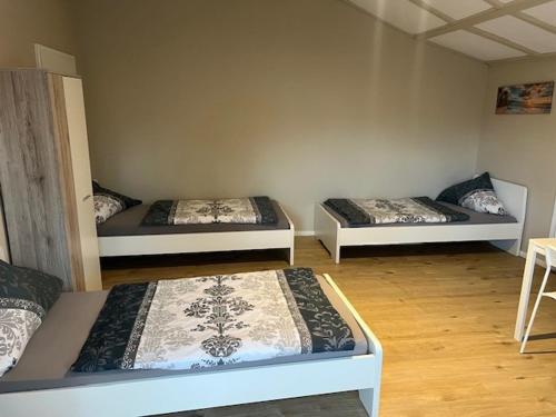 a room with three beds in a room at Daytona Monteur Apartment in Rodenbach