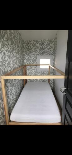 - un lit superposé avec un matelas blanc dans l'établissement Camiers House, à Camiers