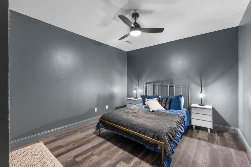 Ένα ή περισσότερα κρεβάτια σε δωμάτιο στο Downtown Cape 2 Bdrm 2 Bath Apt, Cozy & Walkable