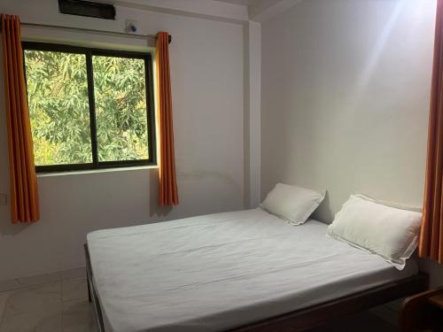 Postel nebo postele na pokoji v ubytování The Bodhgaya Guest House