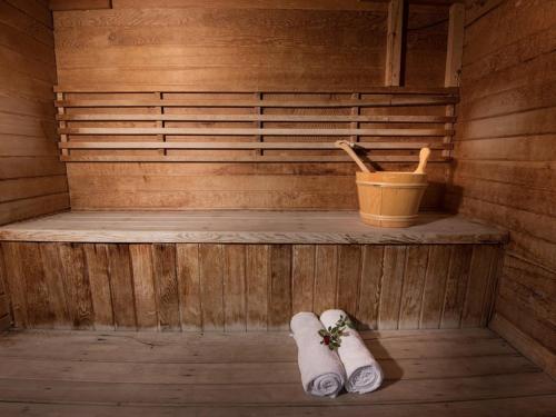 a sauna with two towels sitting on a wooden floor at נופש מרום - 4 בקתות כפריות עם בריכה, ג'קוזי וסאונה in Ma'ale Gamla