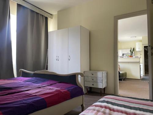 Central City Touch tesisinde bir odada yatak veya yataklar